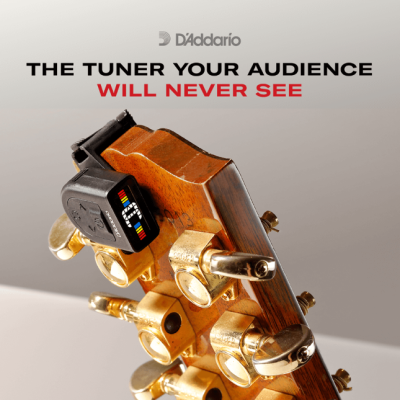 D'Addario Micro Headstock Tuner rückseitig am Gitarrenkopf